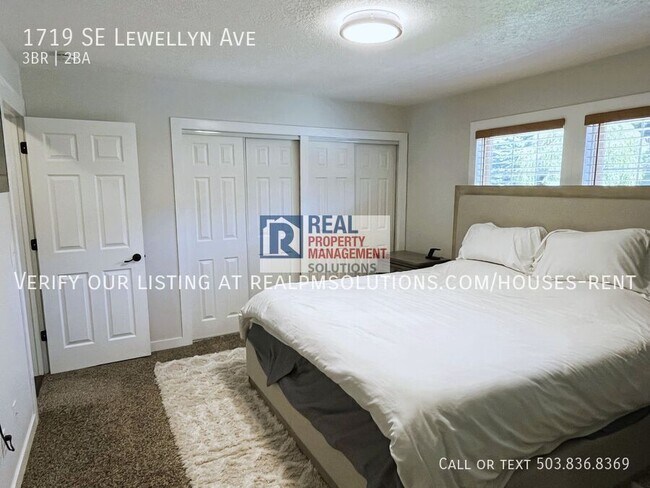 Building Photo - 1719 SE Lewellyn Ave