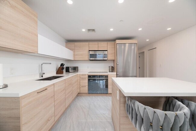 Building Photo - 16385 Biscayne Blvd