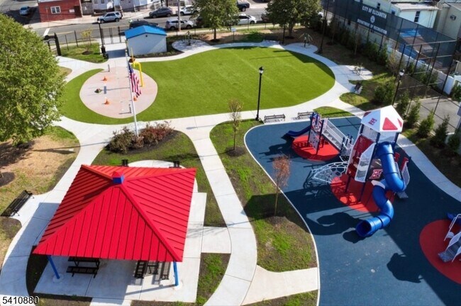 Building Photo - 552 Franklin St