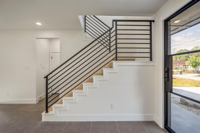 Building Photo - 10728 Twin Oak Dr