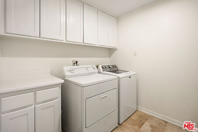 Building Photo - 604 Palisades Dr