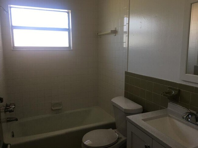 Building Photo - 5831 SW 36th Ct