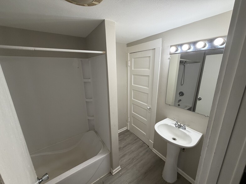 Building Photo - 1111 Bluff St