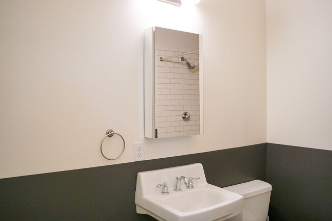 Building Photo - *Modern Farmhouse* Spacious Refurbished 1-...
