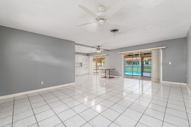 Building Photo - 925 SE Osceola St
