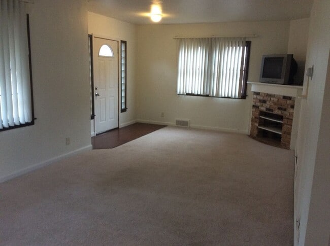 Building Photo - 3 bedroom, 2 bath Single Family house