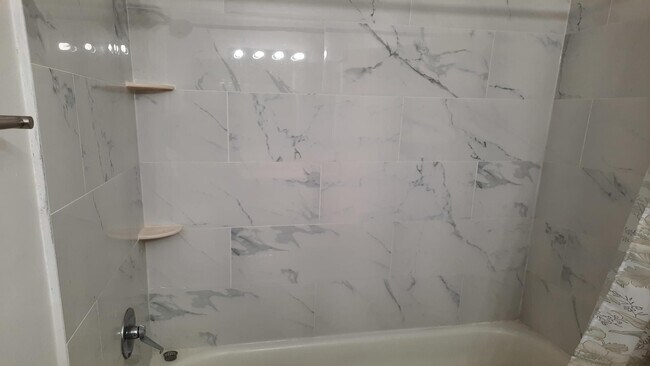 Building Photo - Spacious & Updated 2-Bed, 2-Bath Condo in Desirable Palatine Location