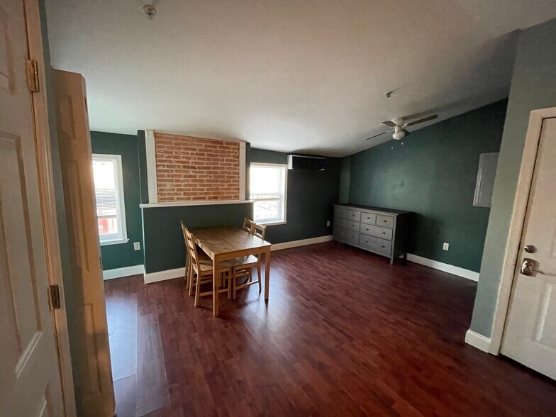 Building Photo - 927 N Calvert St