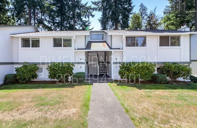 Building Photo - Bottom floor Condo with W&D hookups in Federal Way, Utilities Included!