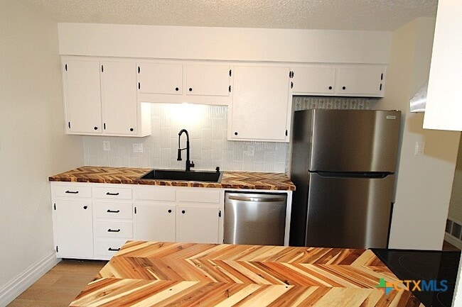 Building Photo - 604 Traci Dr