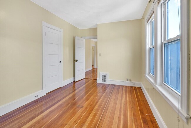 Building Photo - 38 Cameron St