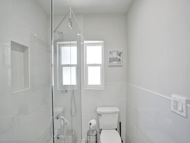 Building Photo - 906 N Riverside Dr