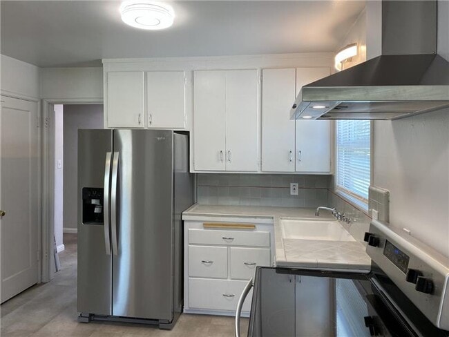 Building Photo - 2581 Buena Vista Ave