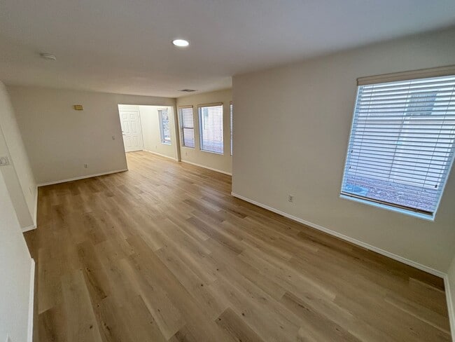 Building Photo - Gorgeous 3bed/1bath w/ 2 Car Garage located in Henderson!