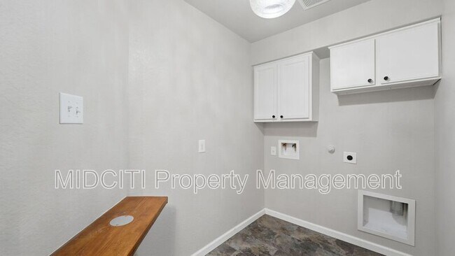 Building Photo - 3414 Zachary St