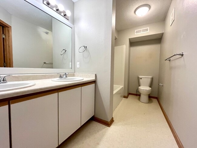 Building Photo - Updated 2 BR Condo in the Heart of Coralville! Available NOW!!!