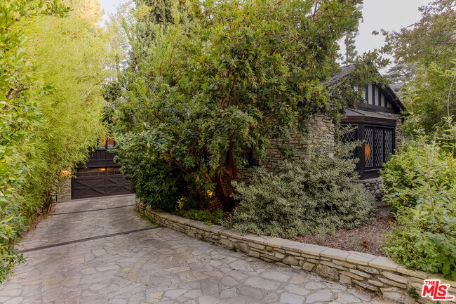 Building Photo - 4880 Queen Florence Ln