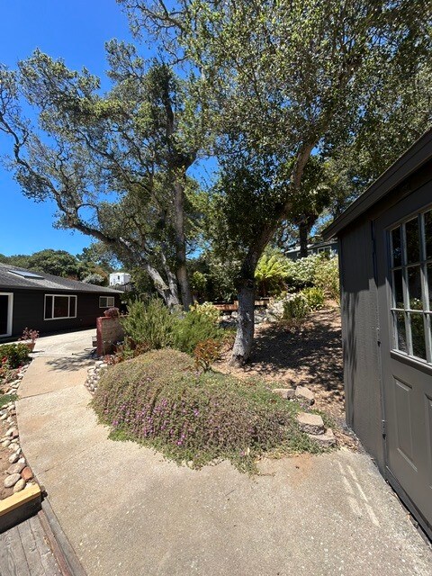 Building Photo - 6845 Lakeview Dr