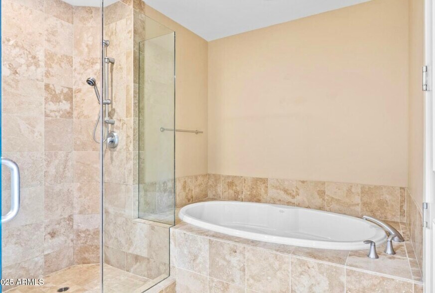 Soak tub in primary bathroom - 2211 E Camelback Rd
