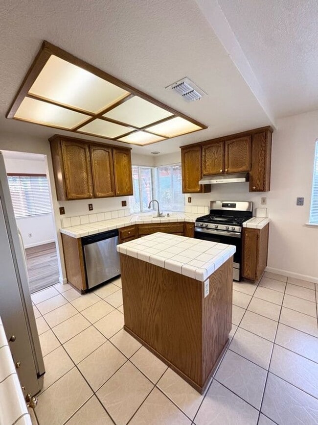 Building Photo - Freshly Painted 3 Bedroom + Loft in Desirable Elk Grove Neighborhood