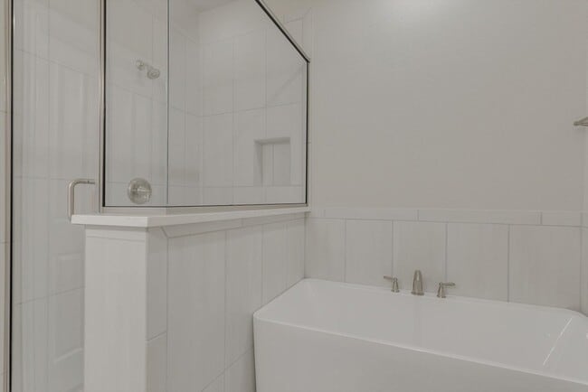 Building Photo - 2225 Apex Dr