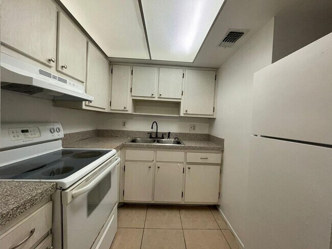 Building Photo - NICE UNIT FOR RENT!!! 1/1 EXCELLENT LOCATION!!