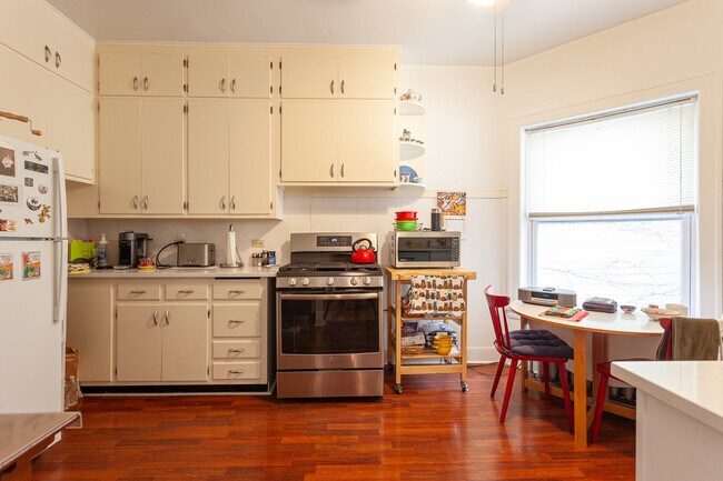 Building Photo - 1451 W Berwyn Ave