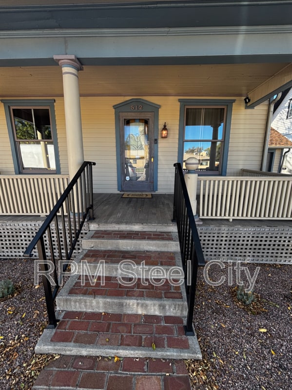 Building Photo - 512-512 1/2 W 10th St