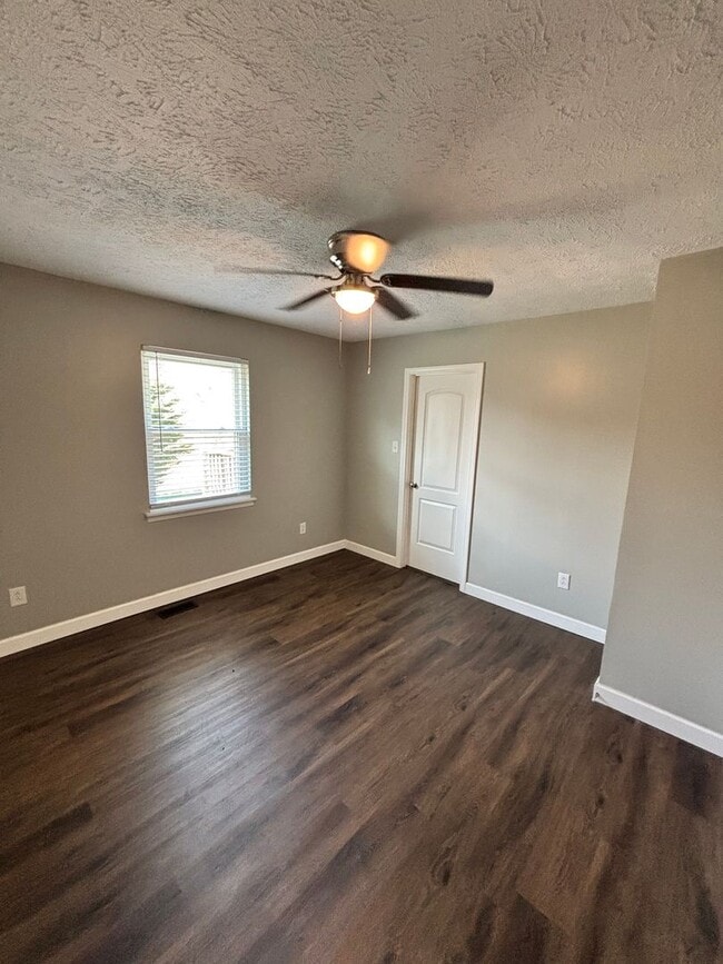 Building Photo - Spacious 3BR Rancher Near Washington Pike – Quiet Setting, Minutes to Downtown!