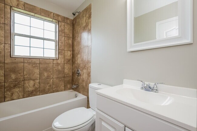 Building Photo - 413 Gresham Dr