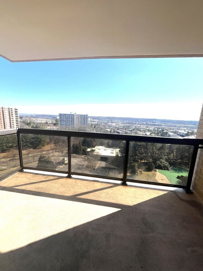 Building Photo - 203 Yoakum Pkwy