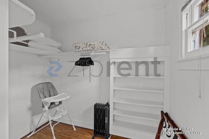 Building Photo - 10590 River Dr