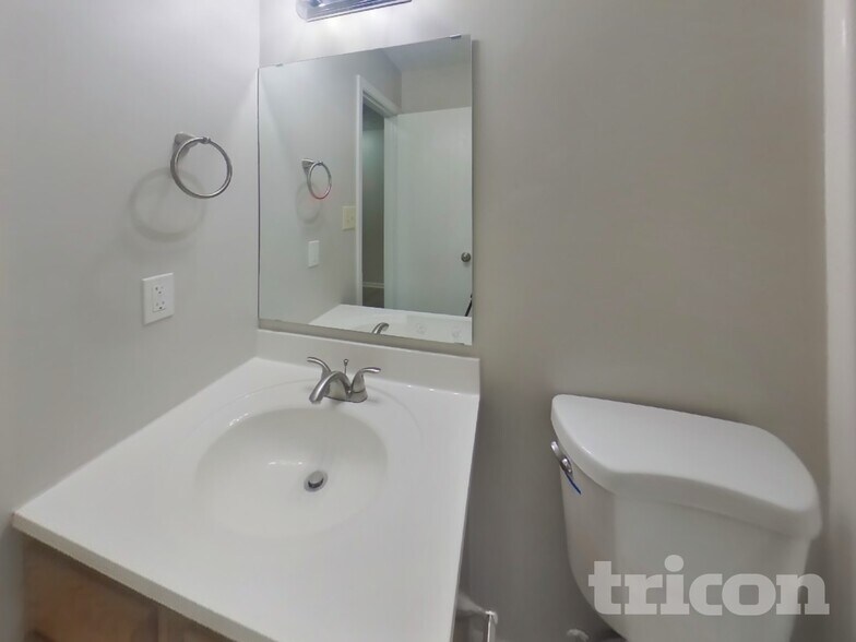 Building Photo - 5220 Tamarisk Ct