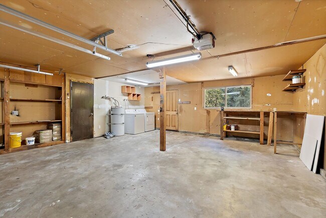 Building Photo - 3 Bed 2 Bath Fully Fenced Split Level Lake...