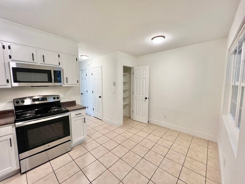 Kitchen/Dining - 272 Fleming Rd