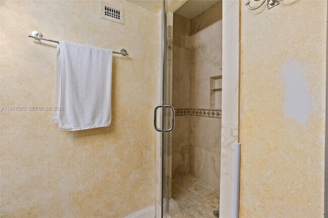 Building Photo - 100 Lincoln Rd