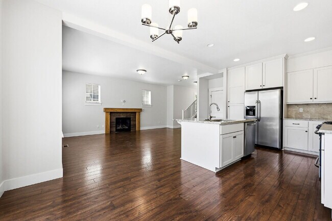 Building Photo - 3BR/2.5BA Townhome in Larkspur — Old Mill, Downtown & Bachelor All Close By