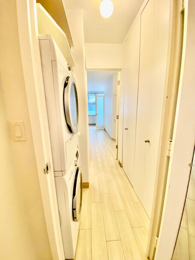 Main entry west to laundry, hall bath, 3rd bedroom/office - 1000 N Lake Shore Dr