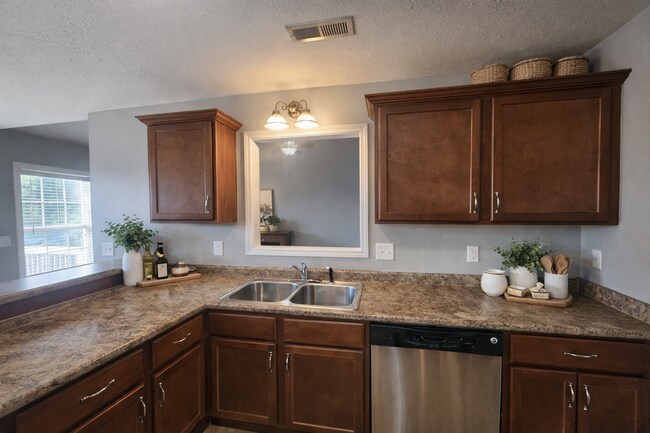 Building Photo - $2500 - 5 Bedrooms 3 Baths + Bonus Room