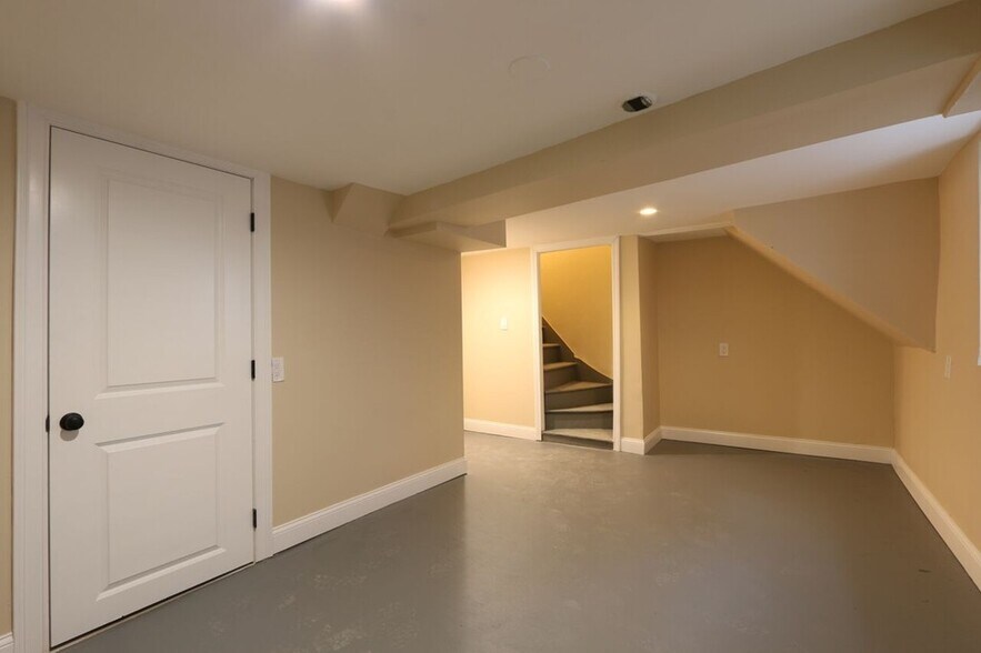 Building Photo - 3 Saint James Pl