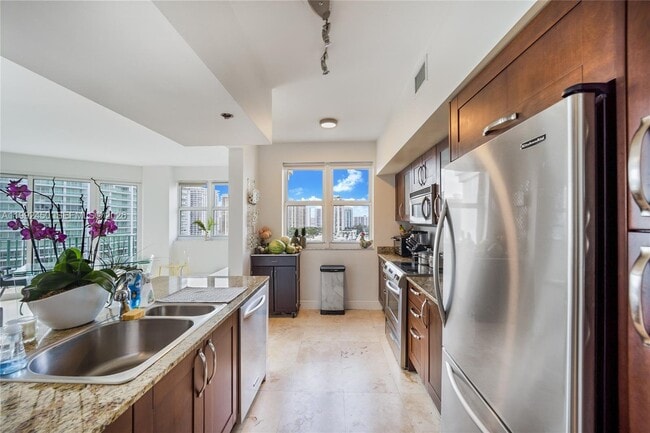 Building Photo - 20000 E Country Club Dr