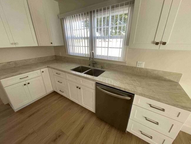 Building Photo - COMPLETELY REMODELED WOODLAND HILLS POOL H...