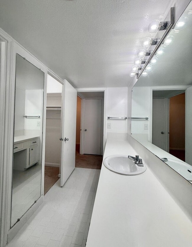 Building Photo - Modern 2/2.5/1 Townhome Across From The Me...