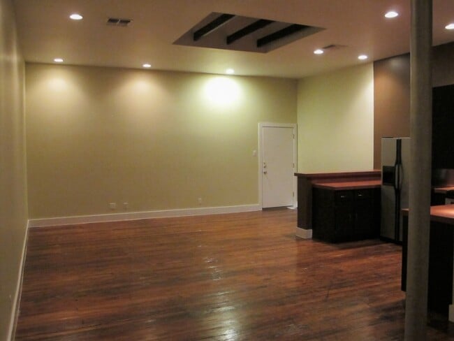 Building Photo - 319 S Flores St