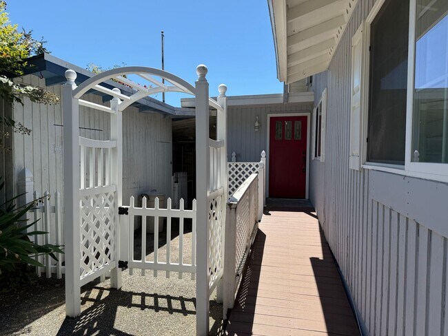 Building Photo - 2814 Mission Beach Heights Rd