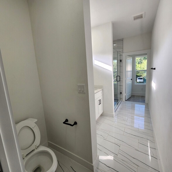 Building Photo - Room in Duplex on Wendelkin St