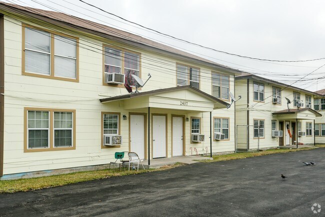 Building Photo - Bastrop Plaza Apartments