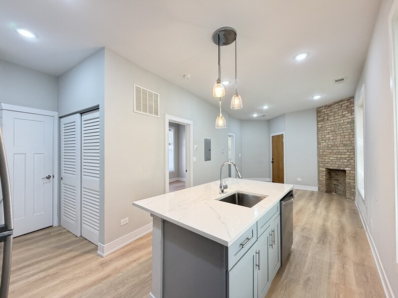Building Photo - 452 W Belden Ave