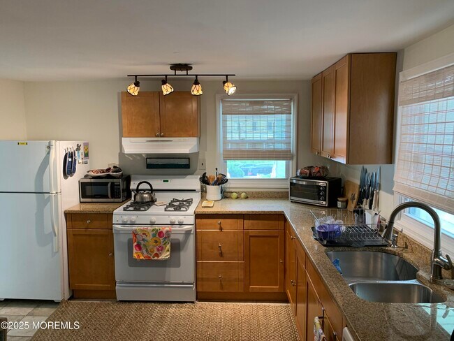 Building Photo - 19 Webb Ave