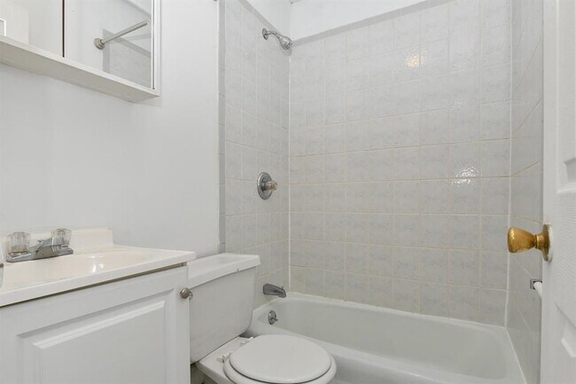 Building Photo - 118 Adams St